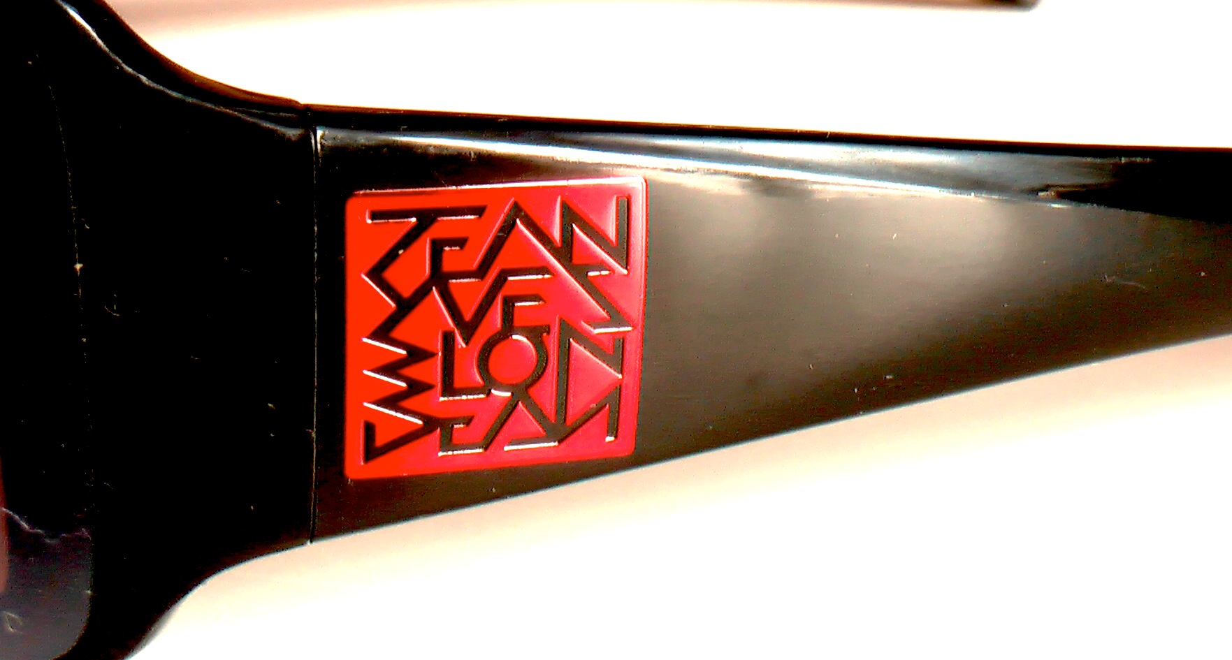 detail of red square signature designed by Jean Yves Blondeau buggy rollin team glasses